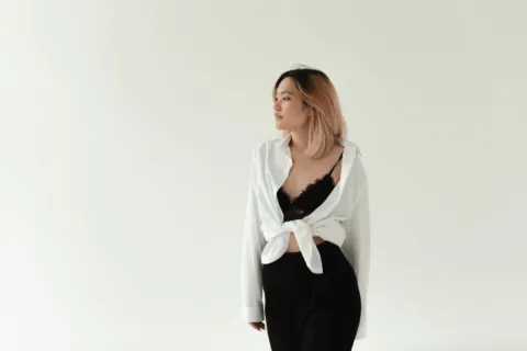 Inspirasi ide outfit minimalis sehari-hari dengan kemeja dan celana bahan yang fungsional