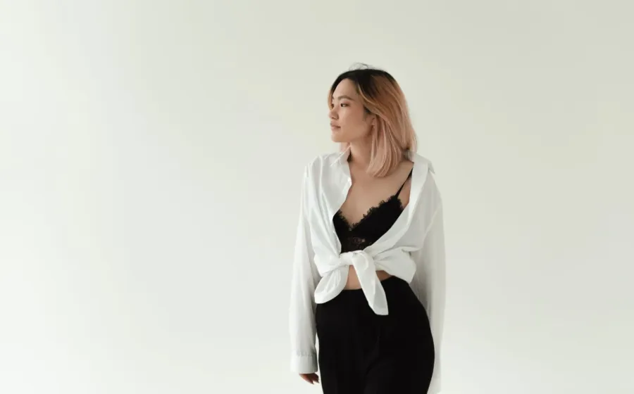 Inspirasi ide outfit minimalis sehari-hari dengan kemeja dan celana bahan yang fungsional