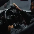 Ilustrasi pembersihan jok dan dasbor kendaraan dalam ide perawatan interior mobil agar bebas debu