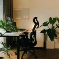 Ide penataan ruang kerja di rumah yang minimalis fungsional dengan meja kayu dan tanaman hijau di sudut kamar