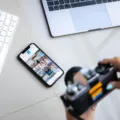 Tampilan layar ponsel yang sedang membuka aplikasi edit video mudah untuk memotong klip konten