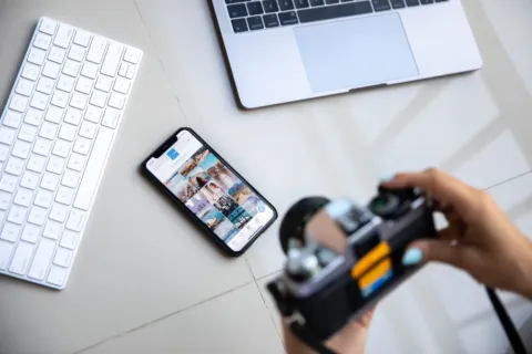 Tampilan layar ponsel yang sedang membuka aplikasi edit video mudah untuk memotong klip konten