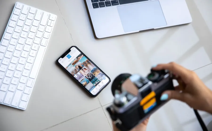 Tampilan layar ponsel yang sedang membuka aplikasi edit video mudah untuk memotong klip konten