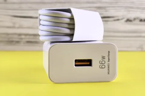 Adaptor charger smartphone aman dicolokkan ke stopkontak listrik