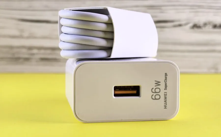 Adaptor charger smartphone aman dicolokkan ke stopkontak listrik
