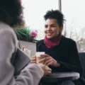 Sekelompok teman berbincang santai di meja kedai kopi sebagai contoh tips memilih circle pertemanan yang sehat