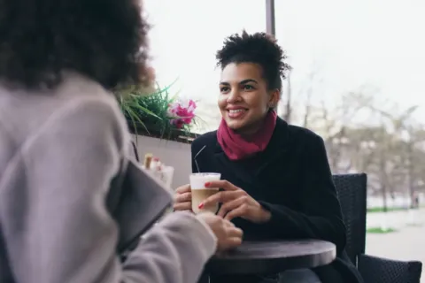 Sekelompok teman berbincang santai di meja kedai kopi sebagai contoh tips memilih circle pertemanan yang sehat