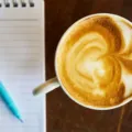Seseorang menulis ide nama usaha yang menjual di buku catatan saat persiapan merintis bisnis