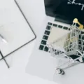 Pelaku usaha sedang mengelola toko pada platform jualan online melalui laptop dan ponsel