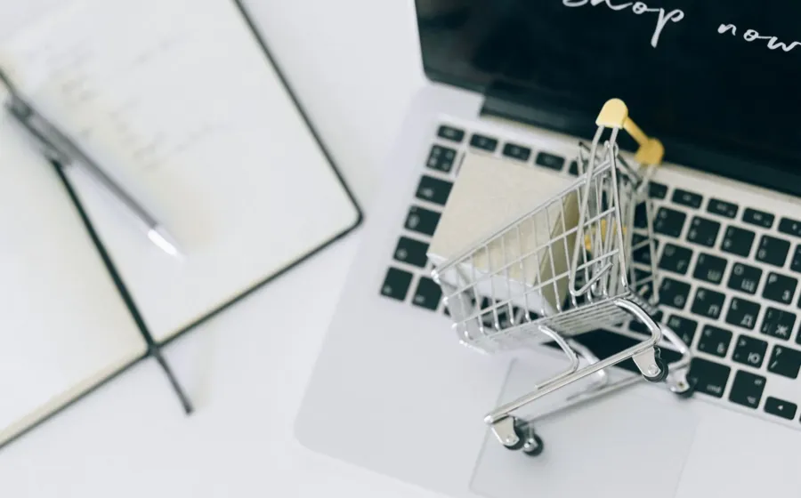 Pelaku usaha sedang mengelola toko pada platform jualan online melalui laptop dan ponsel
