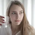 Seseorang sedang minum air segar untuk tips menjaga kesehatan kulit dari dalam